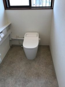 トイレを広くキレイにしました！トイレ交換、小便器撤去して、部屋を広げ壁はクロス床はクッションフロア