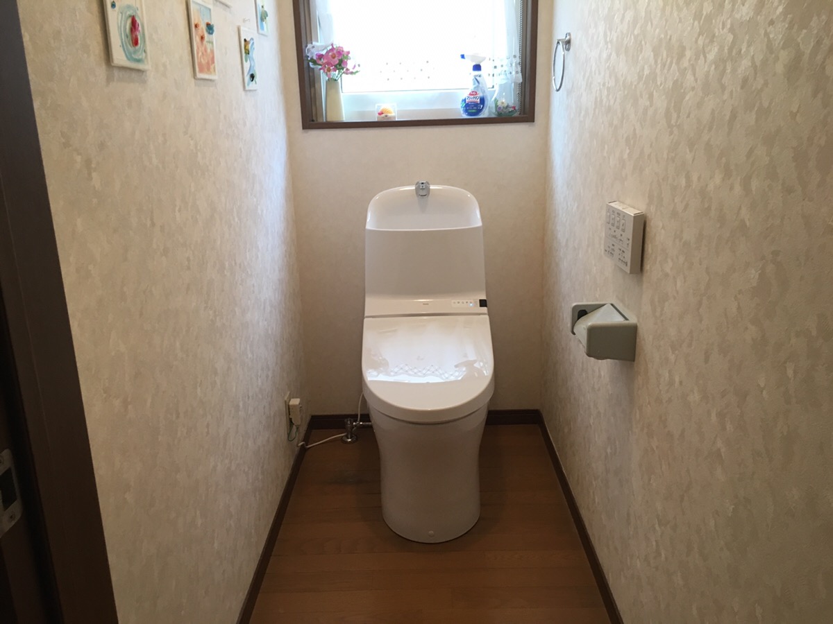 新市町にてトイレを交換いたしました。