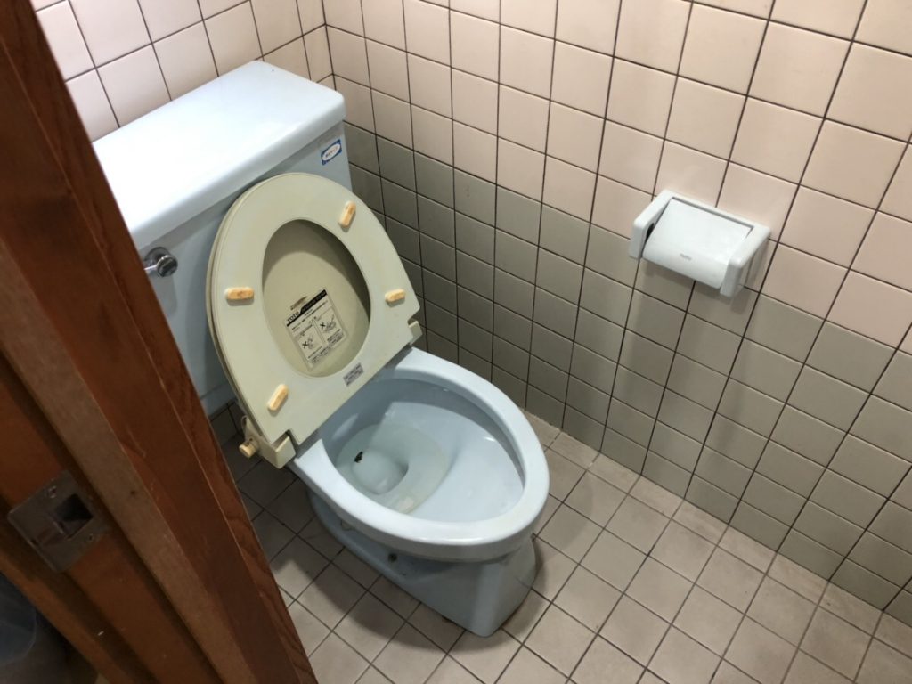 府中市広谷町でトイレ改修工事がスタートしました！