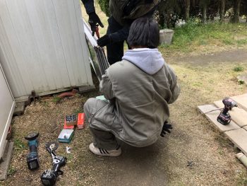 尾道市にてサッシの戸車を交換致します。