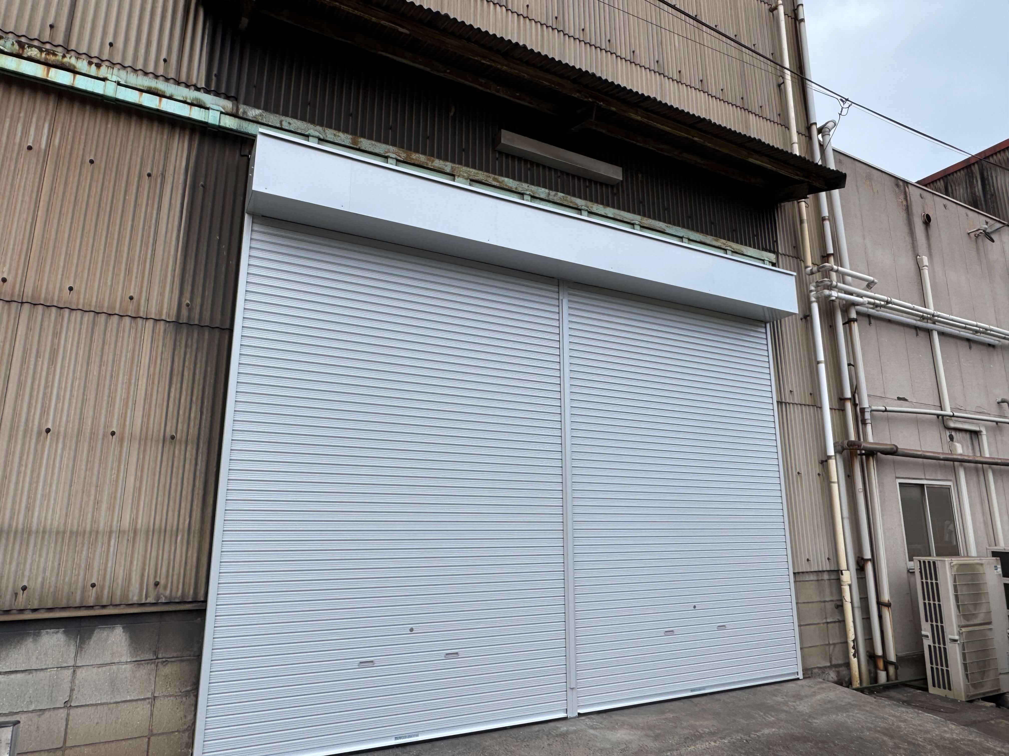 工場内のカーブミラー・シャッター取付け工事