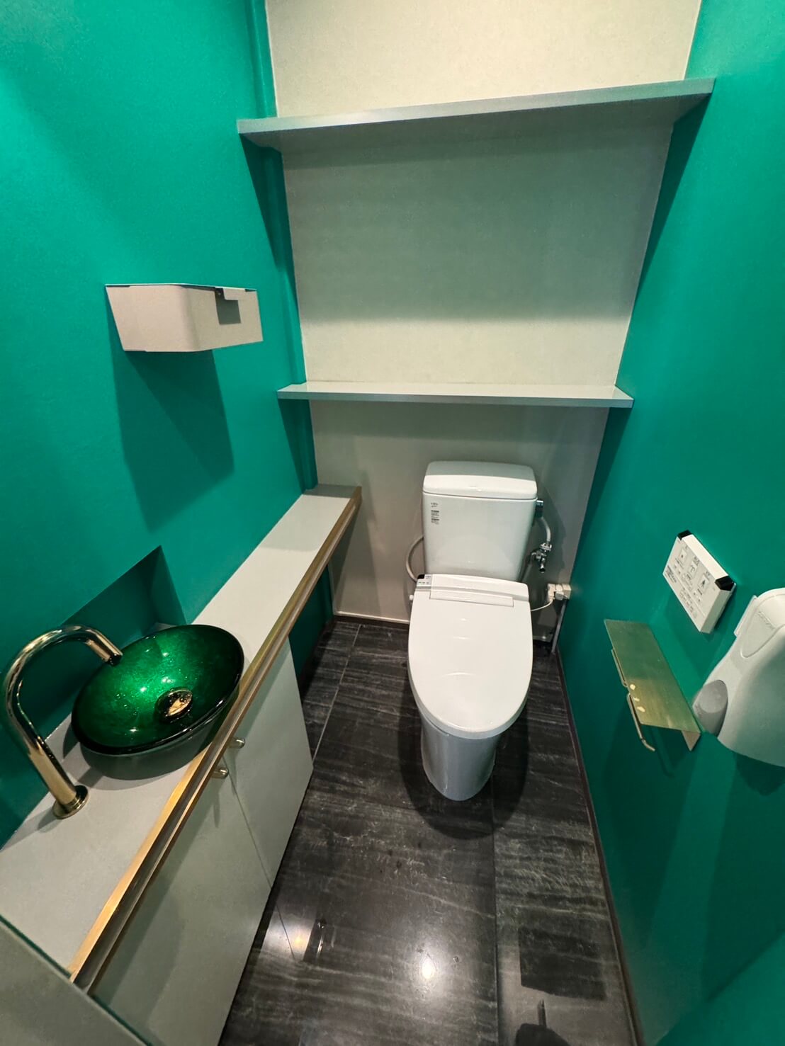 【店舗トイレリフォーム】グリーンの世界観が広がるトイレ空間